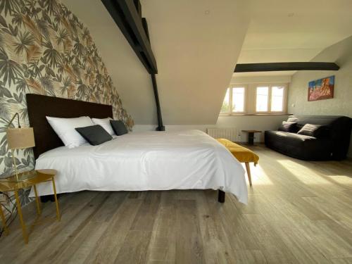 Grande chambre avec canapé